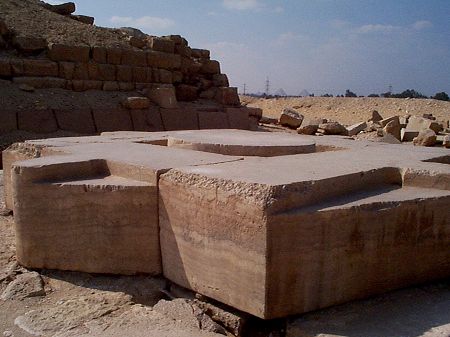 Alter at Abu Ghurab - Copyright  1998 Andrew Bayuk, All Rights Reserved