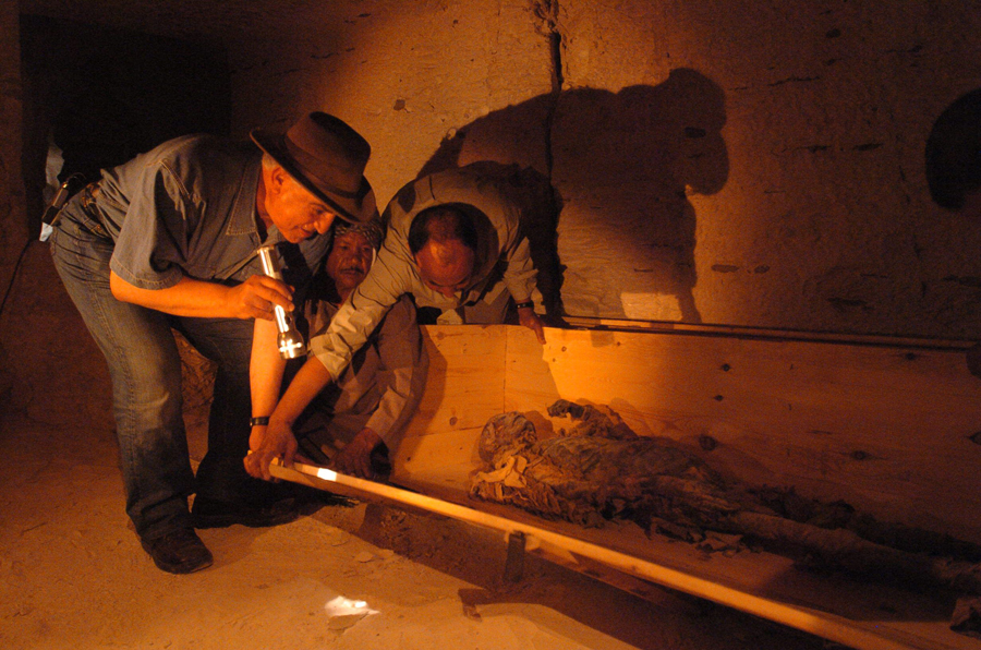 The Search for Hatshepsut and the Discovery of Her Mummy ...